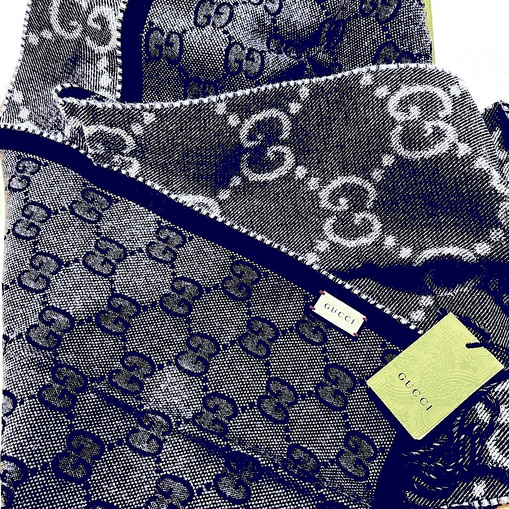 GUCCI Scarf! NEW! GG Pattern in REVERSABLE colors, the size is 34 x 194cm.